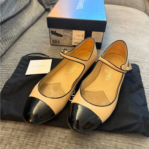 CHANEL Vintage Beige Leather Mary Jane Flats with Black Patent Cap Toe - Picture 2 of 8